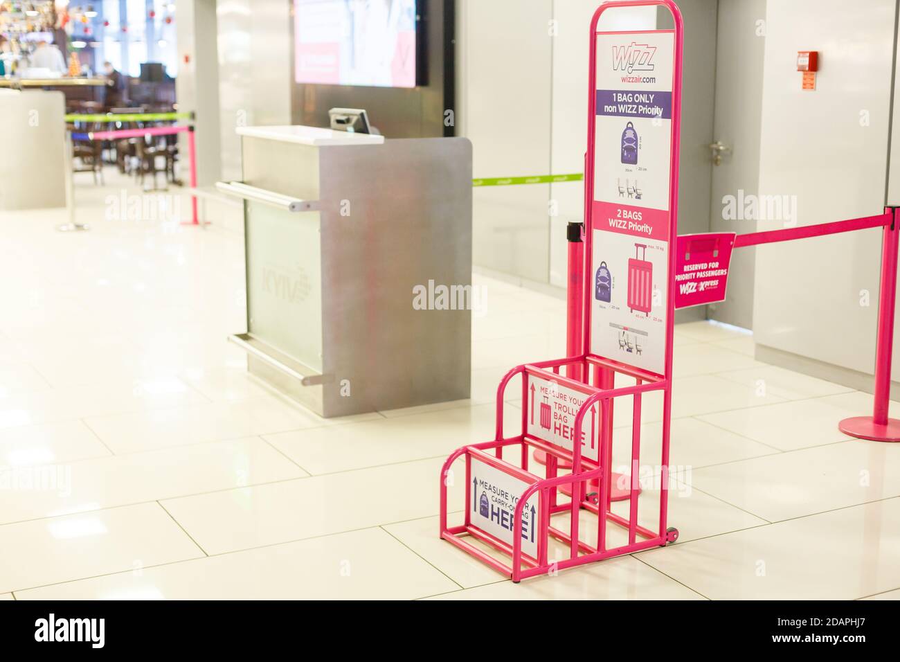 KIEW, UKRAINE - 31. Dez 2019: Wizzair metallic Handgepäck Sizer Stockfoto