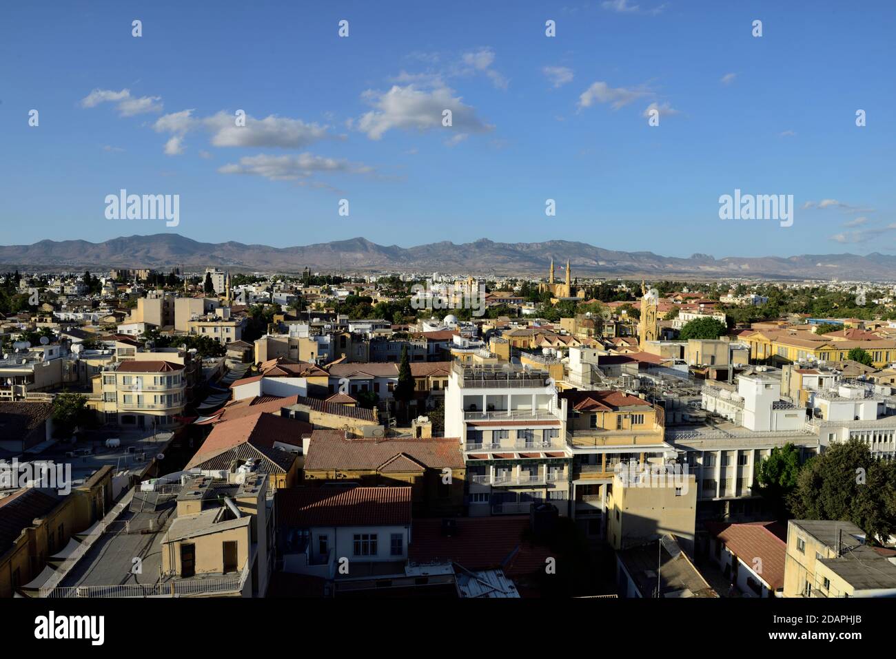 Blick über das geteilte Stadtbild Nicosia mit Blick nach Norden auf die Berge im Norden Nicosia (Lefkosia), Zypern Stockfoto