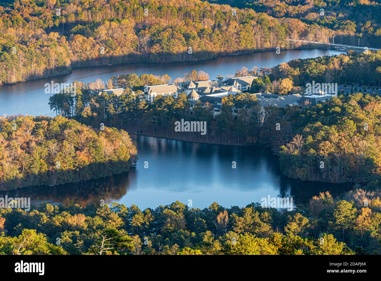 Luftaufnahme des Atlanta Evergreen Lakeside Resort vom Gipfel des Stone Mountain, östlich von Atlanta, Georgia. (USA) Stockfoto