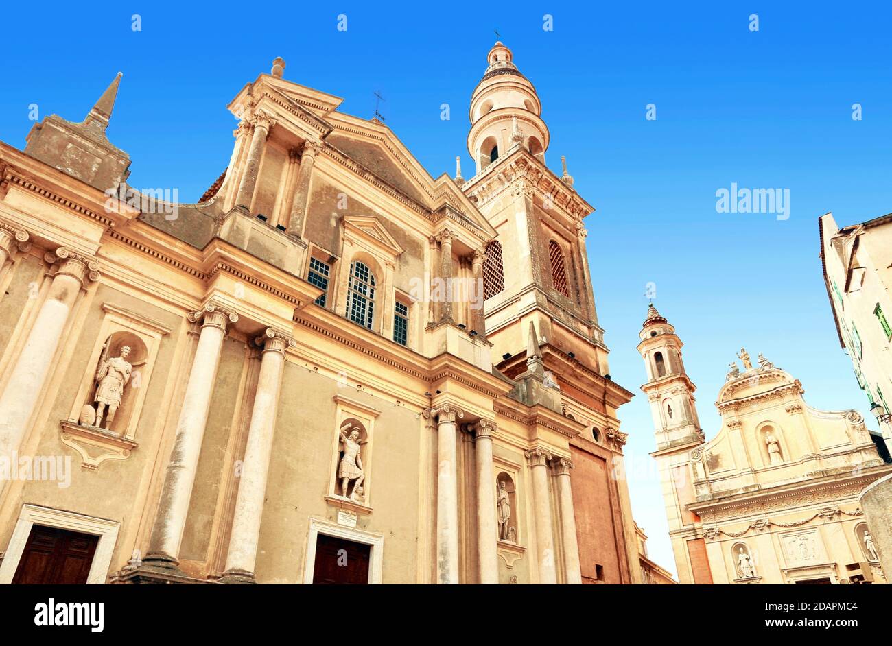 St. Michael der Erzengel Basilika in Menton, Cote d'Azur, Frankreich. Stockfoto