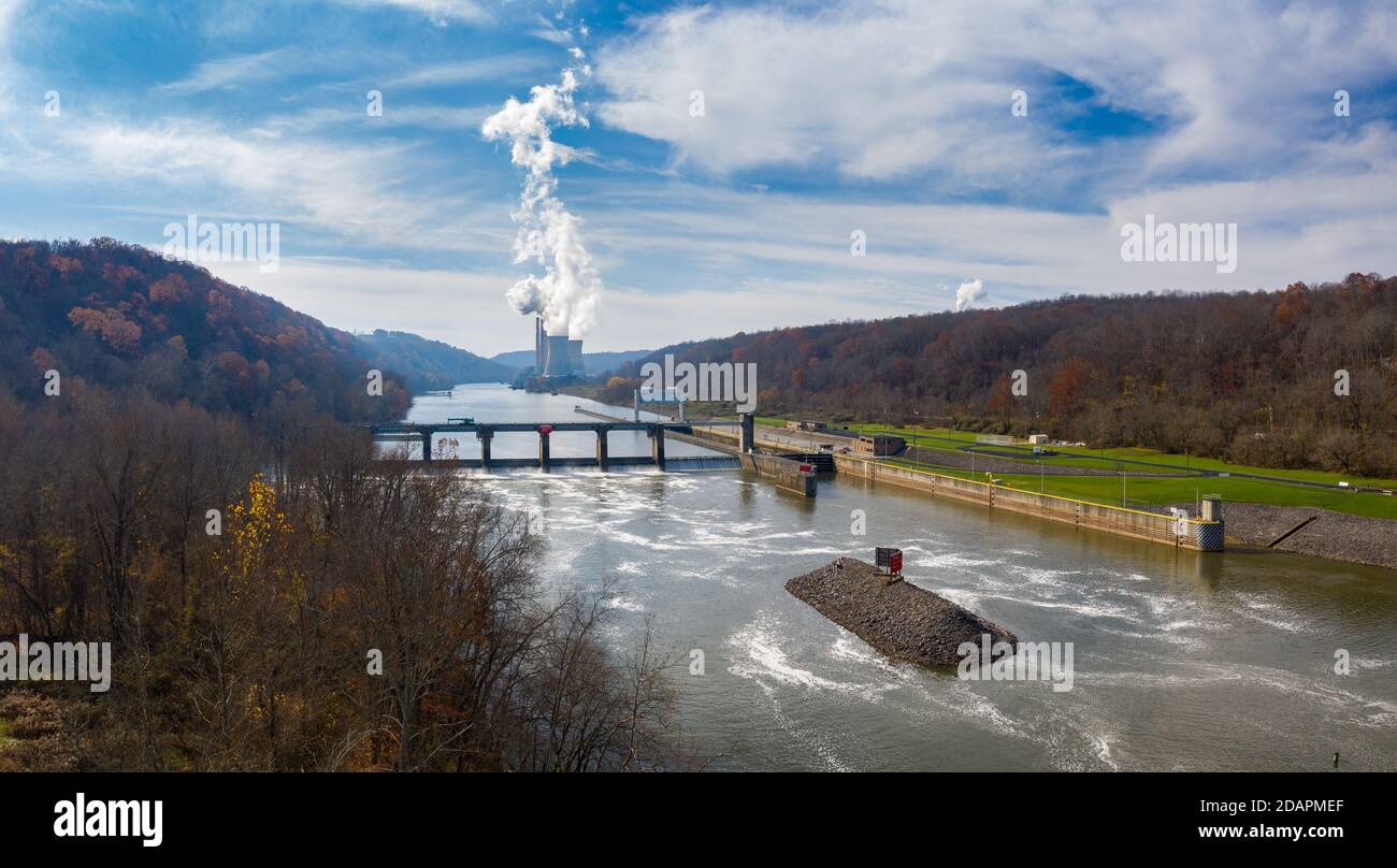 Luftdrohnenansicht der Kohlekraftwerke von Fort Martin Bahnhof in der Nähe von Morgantown in West Virginia im Spätherbst Stockfoto