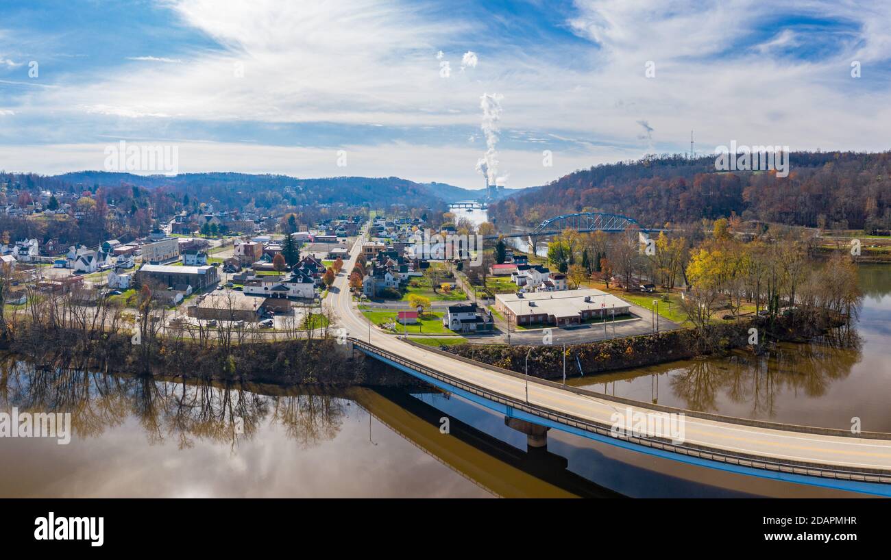 Luftdrohnenansicht der Stadt Point Marion in Pennsylvania mit Fort Martin Kohlekraftwerk in der Hintergrund Stockfoto