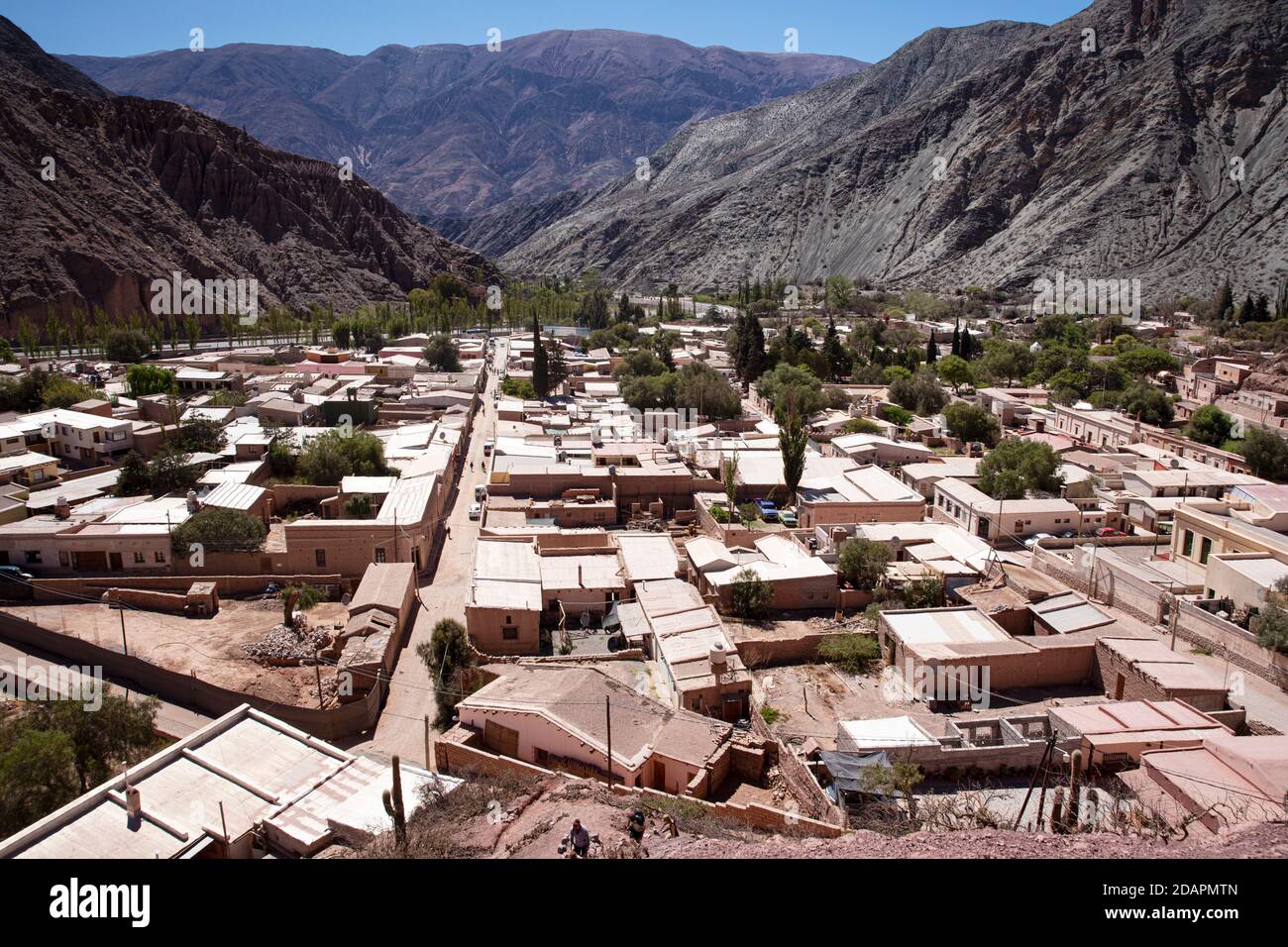 Das Dorf Purmamarca, am Fuße des Seven Colors Hill, Jujuy Provinz im Nordwesten Argentiniens. Stockfoto