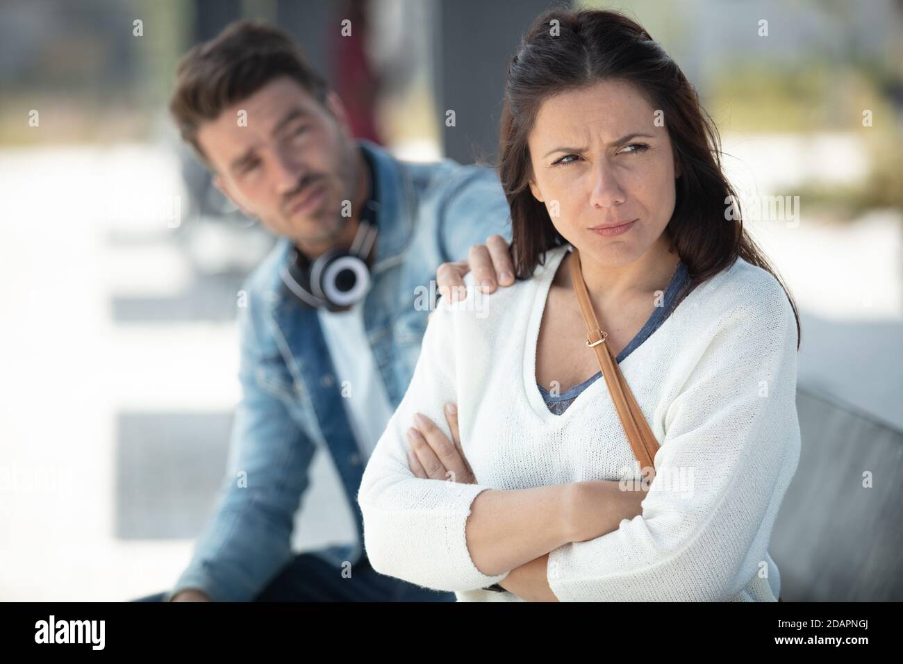 Pärchen brechen verärgert Mann und Frau auf Bank sitzen Stockfoto