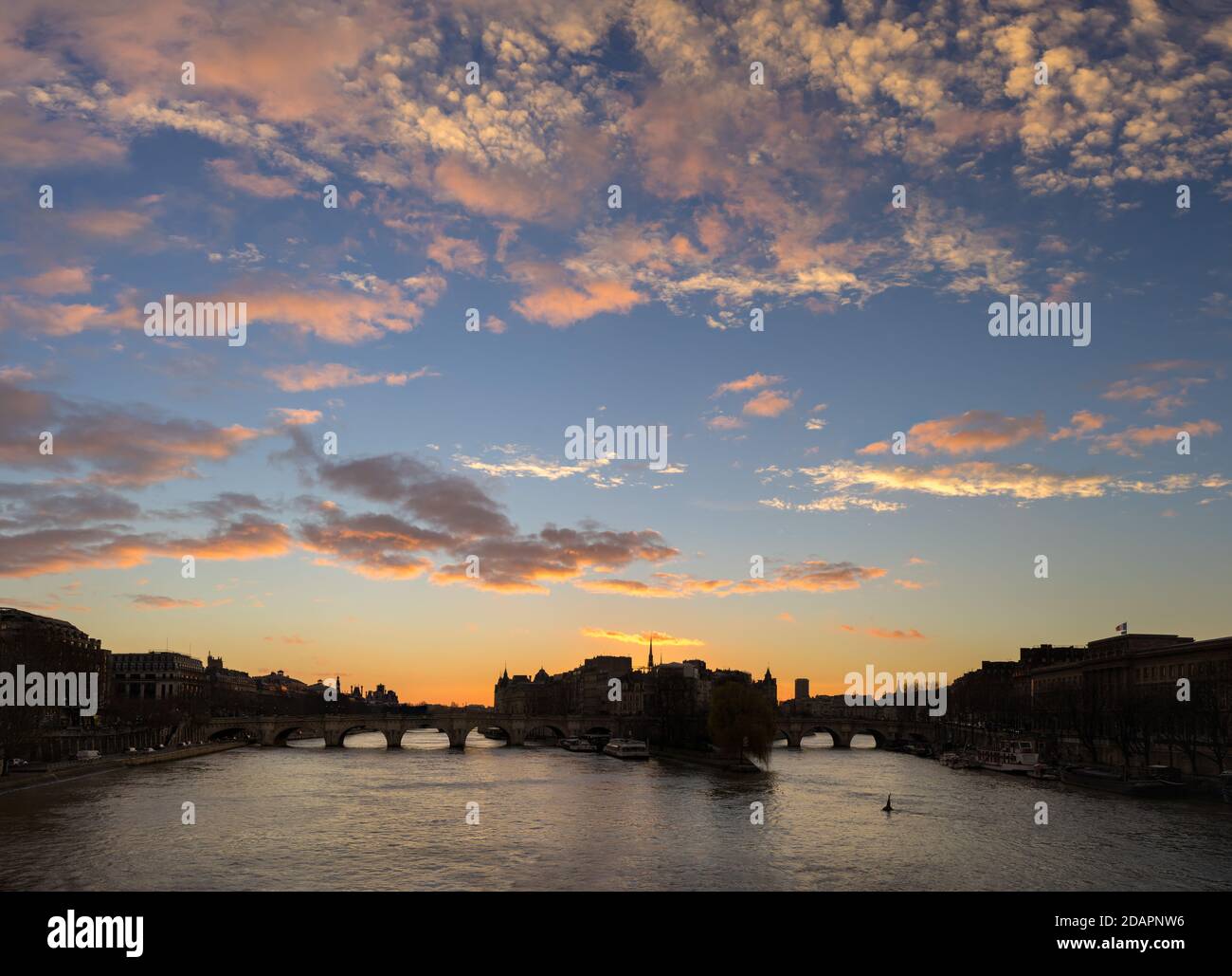 Pariser Sonnenaufgang über der Ile de la Cite und dem Ufer der seine (UNESCO-Weltkulturerbe) mit Pont Neuf. Frankreich Stockfoto