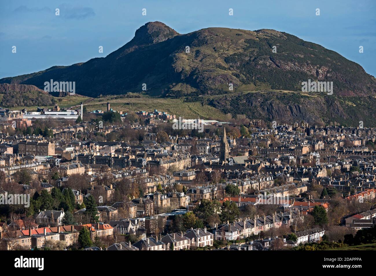 Wohnhäuser in Süd-Edinburgh mit Arthur's Seat im Hintergrund, aufgenommen aus Blackford Hill, Edinburgh, Schottland, Großbritannien. Stockfoto