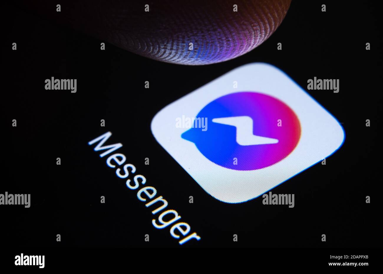 Stafford / Vereinigtes Königreich - November 12 2020: Neue facebook Messenger App und verschwommene Fingerspitze darüber bereit, die sreen des Smartphones zu drücken. Das A Stockfoto