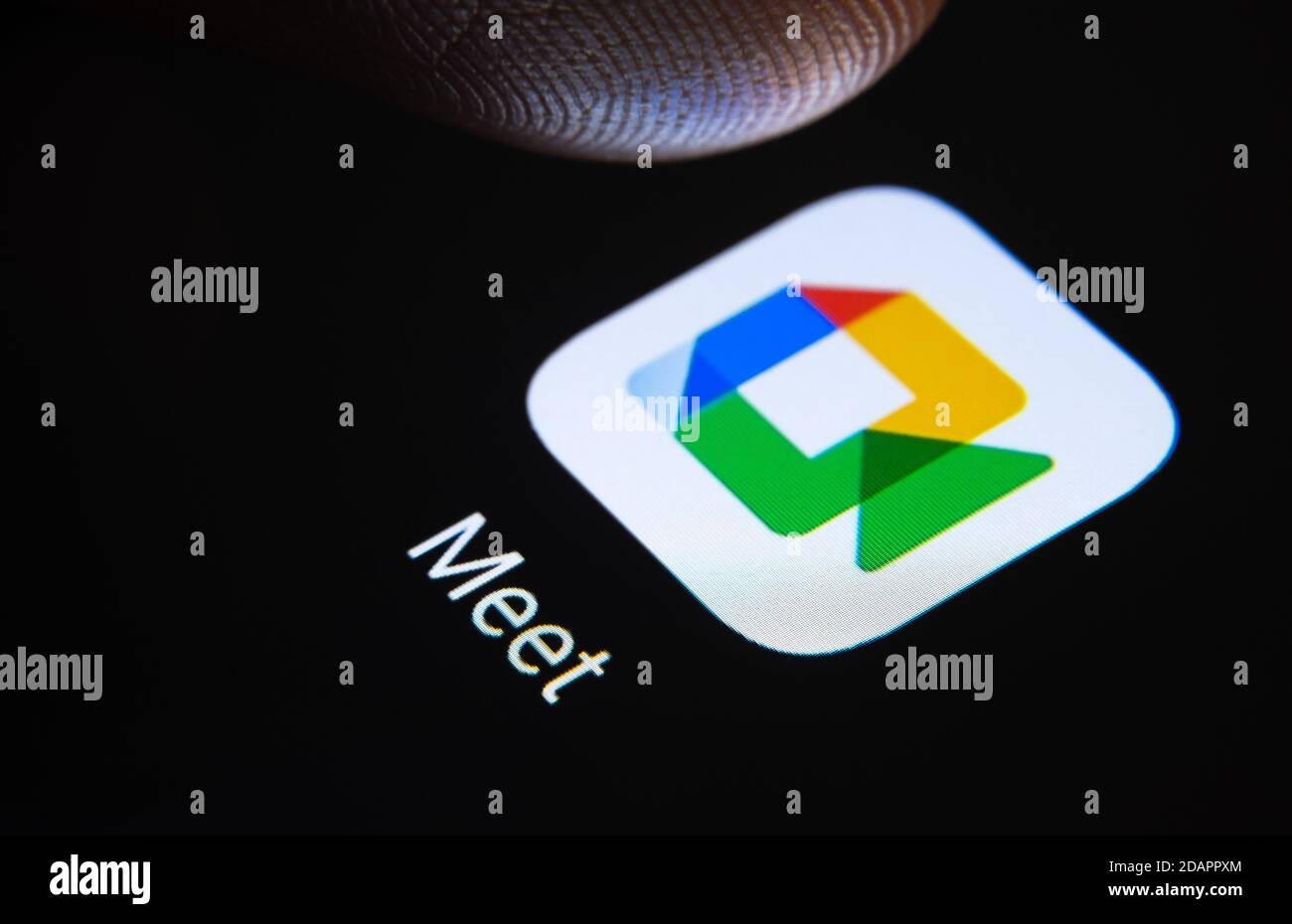Stafford / Vereinigtes Königreich - November 12 2020: Google Meet App und verschwommene Fingerspitze darüber bereit, die sreen des Smartphones zu drücken. Die Anwendung Stockfoto