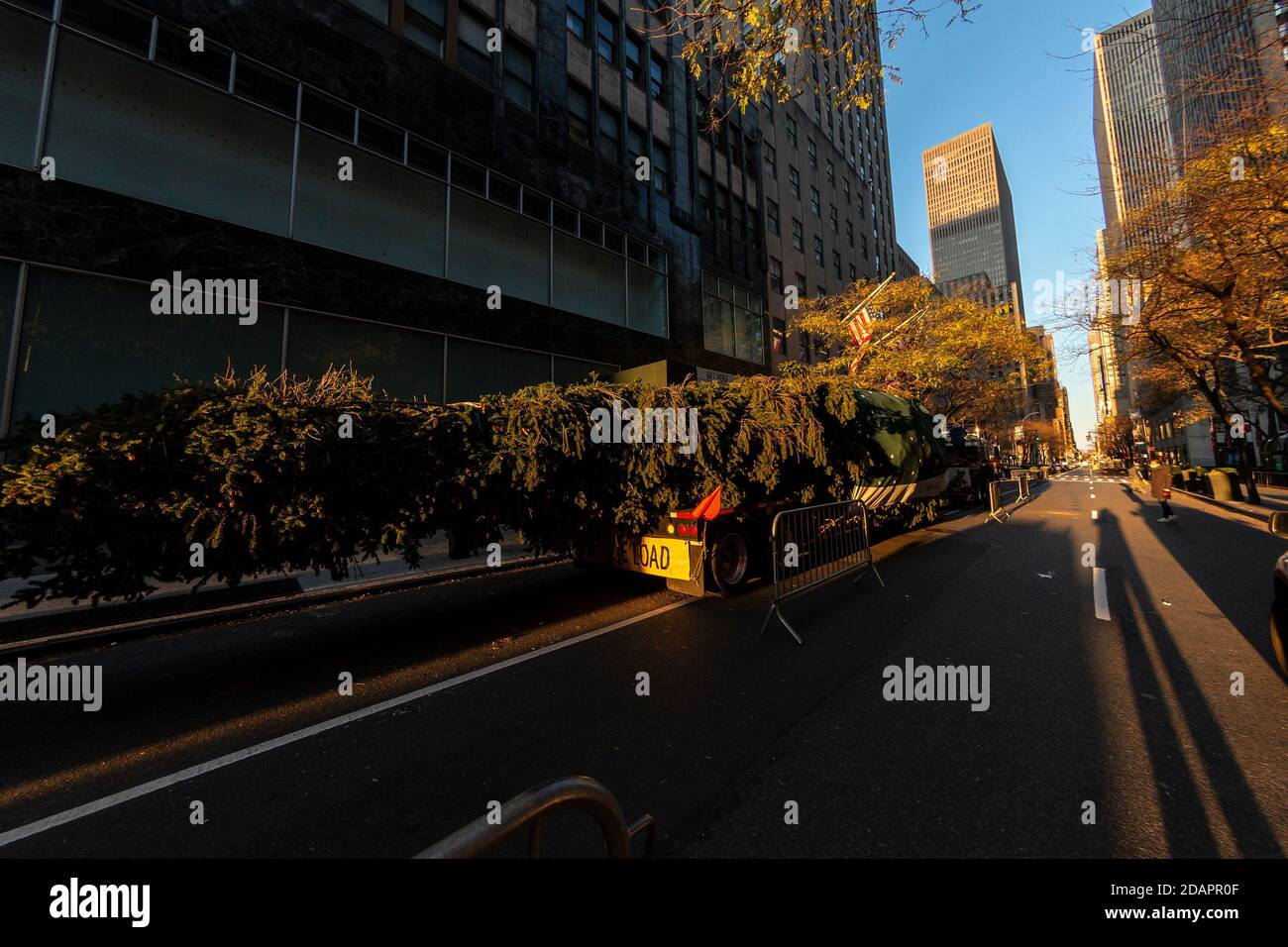 New York, Usa. November 2020. 2020 75-Fuß Rockefeller Center Christmas Norway Fichte Baum aus Oneonta Installation auf dem Rockefeller Plaza in New York am 14. November 2020. Weihnachtsbaum wurde von Daddy Al gespendet Credit: SIPA USA/Alamy Live News Stockfoto