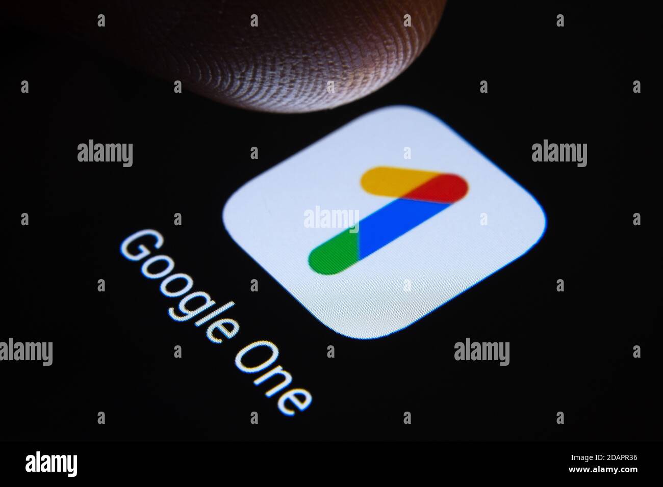 Stafford / Vereinigtes Königreich - November 12 2020: Google One App und verschwommene Fingerspitze darüber bereit, den Bildschirm des Smartphones drücken. Der Cloud-Speicher Stockfoto