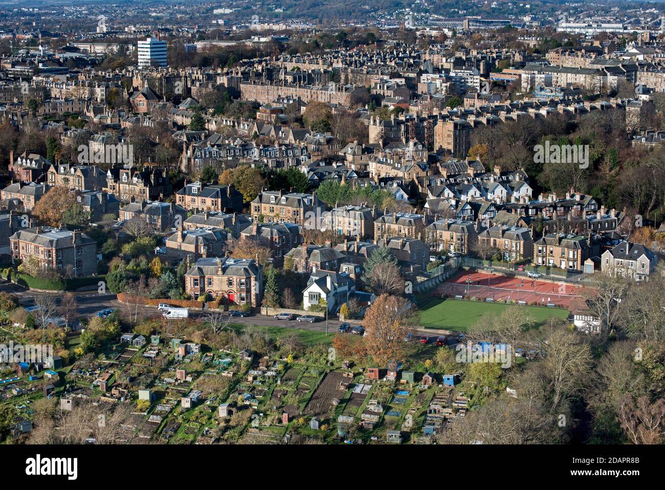 Blick auf Wohnhäuser in South Edinburgh von Blackford Hill. Stockfoto