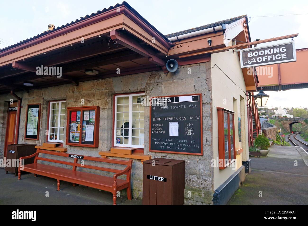 Watchet Station Buchungsbüro, Zug Zeiten Bord, West Somerset Railway, Somerset, South West England, Großbritannien Stockfoto