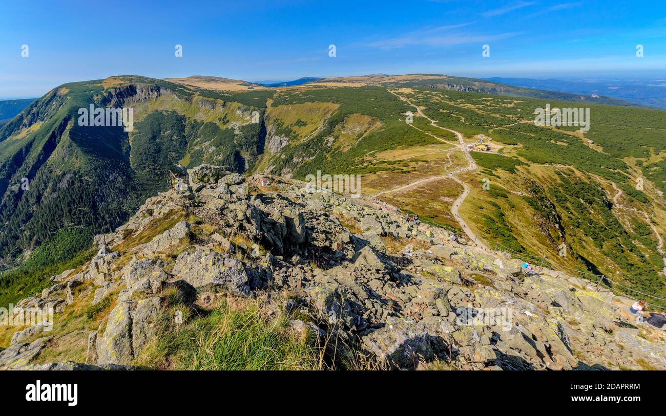 Blick auf das Riesental (Obri dul), den Brunnenberg (Studnicni hora), die Ebene unter der Sniezka, Lomniczka Cwm. Bergrücken der Riesen (Karkonosz Stockfoto