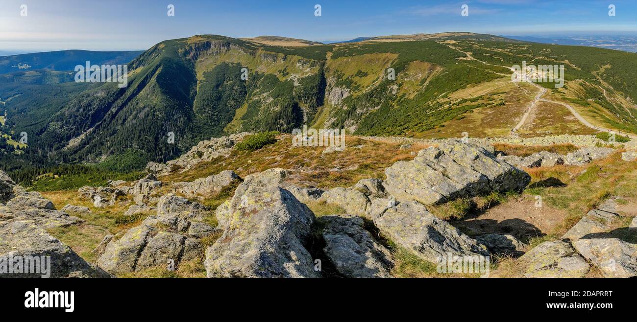 Blick auf das Riesental (Obri dul), den Brunnenberg (Studnicni hora), die Ebene unter der Sniezka. Bergrücken des Riesengebirges (Karkonosze). Polnisch - Cz Stockfoto