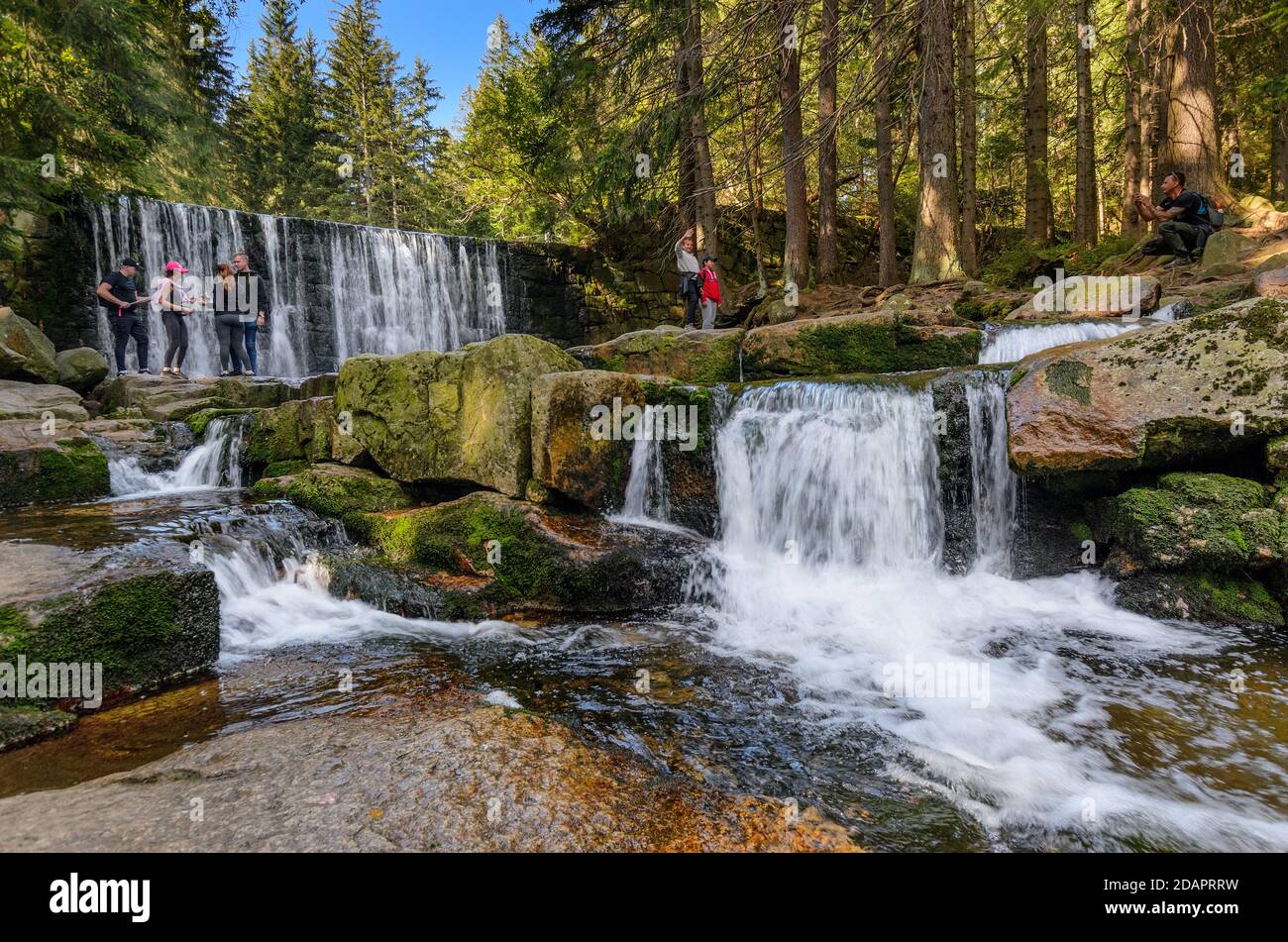 Ein Damm namens Wild Waterfall. Stadt Karpacz, Riesengebirge (Karkonosze). Polen, Niederschlesien Provinz. Stockfoto
