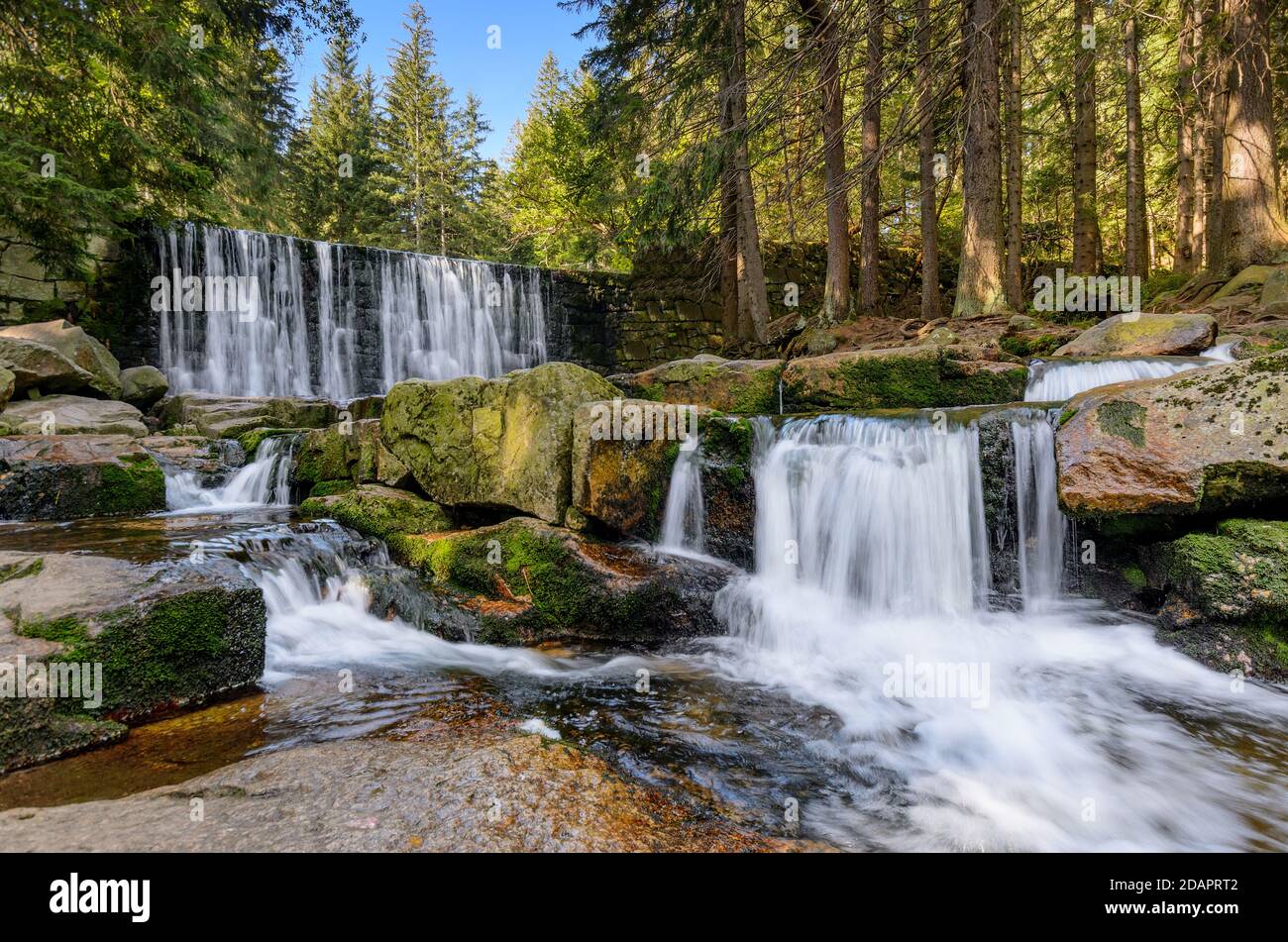 Ein Damm namens Wild Waterfall. Stadt Karpacz, Riesengebirge (Karkonosze). Polen, Niederschlesien Provinz. Stockfoto