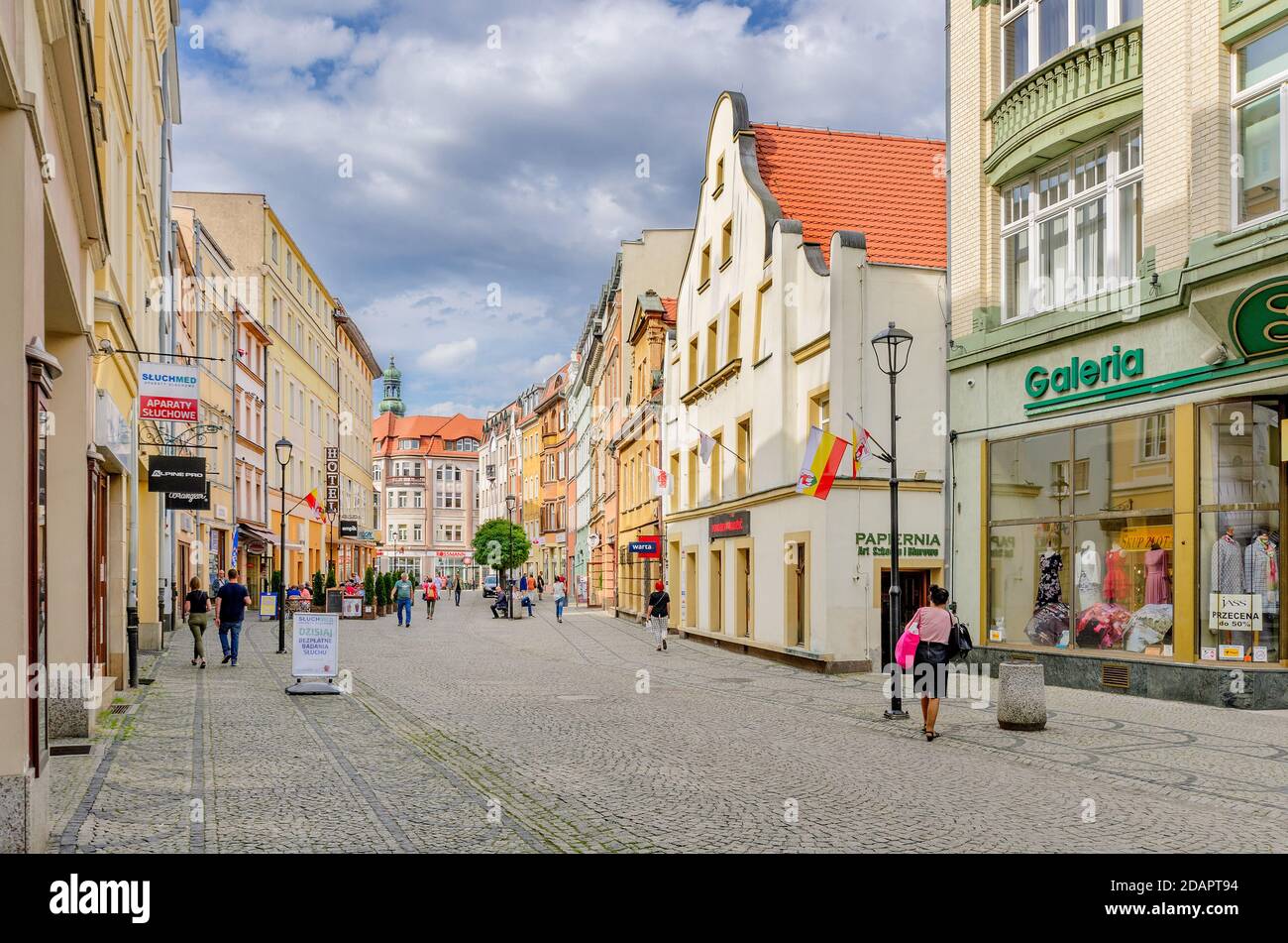 1. Mai Straße, Stadt Jelenia Gora, (Ger.: Hirschberg im Riesengebirge), Innenstadt, Niederschlesien Provinz, Polen. Stockfoto