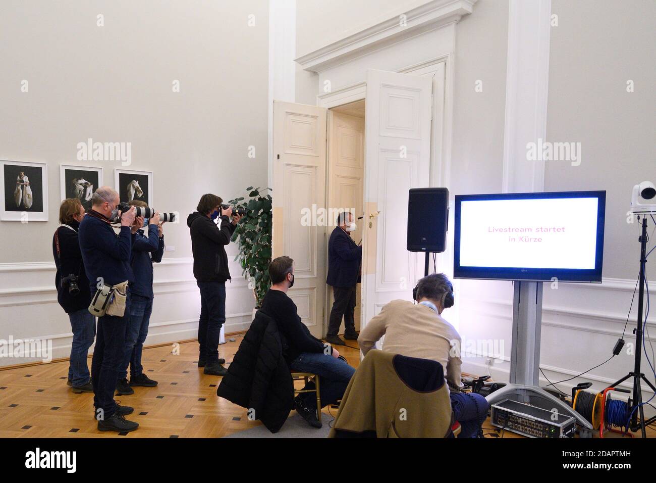 Wien, Österreich. 14. November 2020. Pressekonferenz der österreichischen Bundesregierung. Das öffentliche Leben in Österreich soll weiter stillgelegt werden. Am Samstag, dem 14. November 2020, kündigte die Regierung eine neue Verschärfung der Maßnahmen an. Ab nächster Woche sollte der Einzelhandel wie bei der ersten Abriegelung im Frühjahr schließen. Österreich befindet sich bereits teilweise in einer Abriegelung: Bars und Restaurants sind geschlossen. Das Bild zeigt Pressefotografen im Bundeskanzleramt Stockfoto