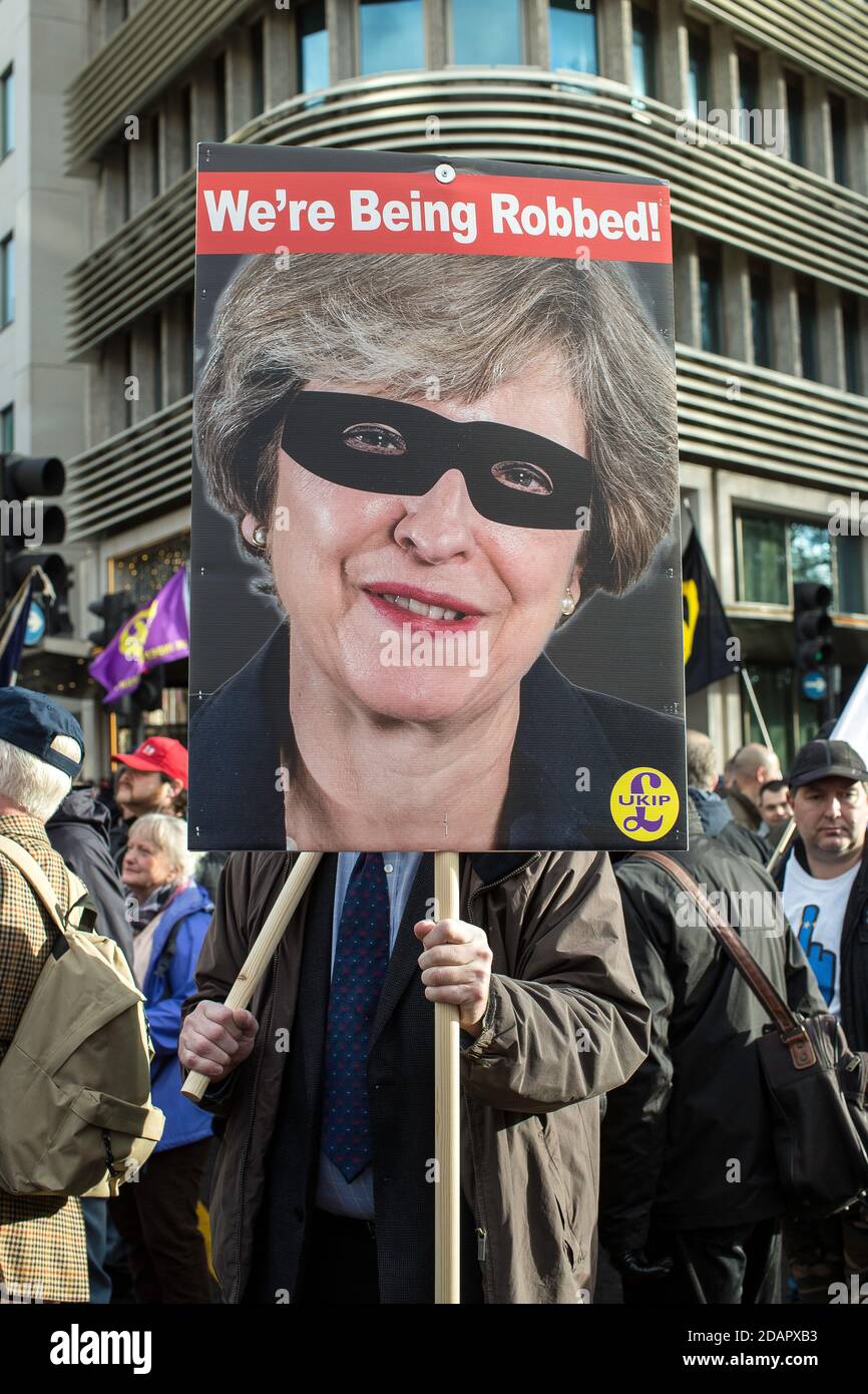 Großbritannien / England /London / Brexit-Verrat Marschieren Ein London pro Brexit-Protestler mit Anti-theresa könnte Plakat dämonisieren Beim Brexit Betra Stockfoto