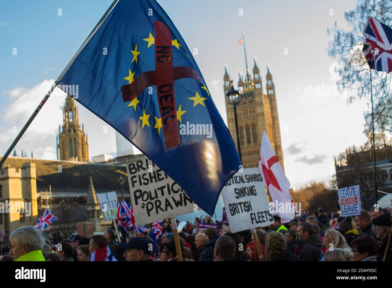 Großbritannien / England /London /Brexit-Anhänger nehmen an einer Kundgebung auf dem Parliament Square in London mit antieuropäischer Flagge Teil. Stockfoto