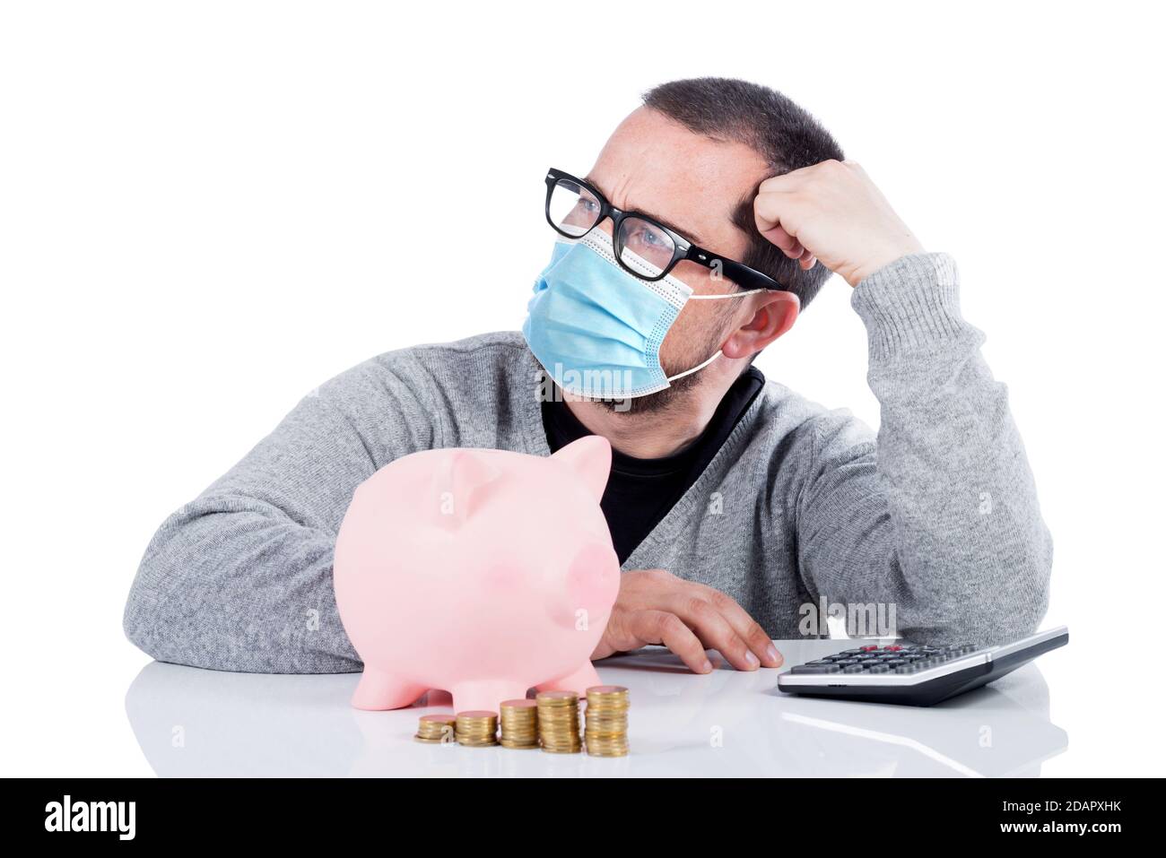 Sparer mit Sparschwein und Sanitärmaske sieht seitlich isoliert aus Auf Weiß Stockfoto