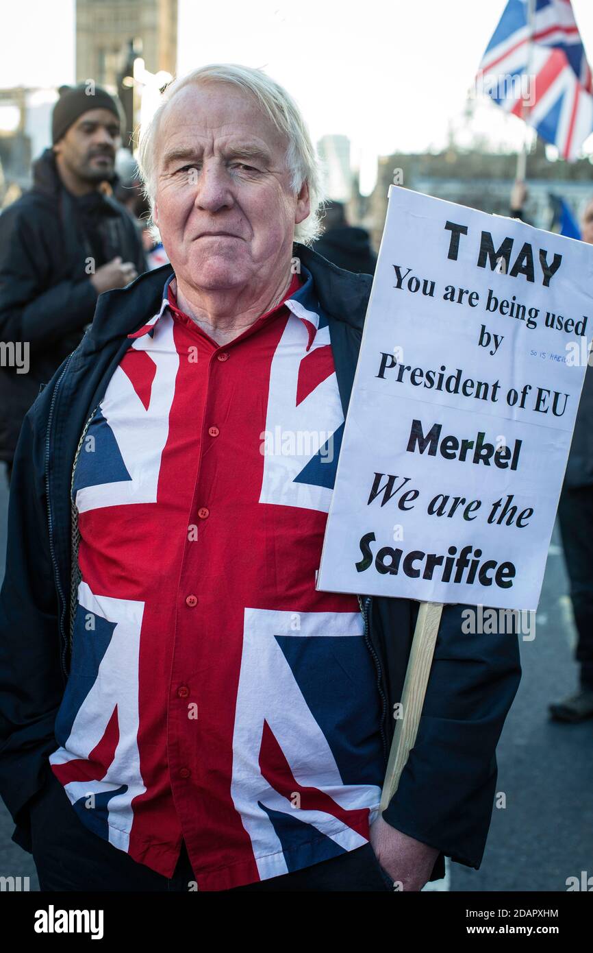 Brexit-Verrat-Marsch in London Pro Brexit-Protestler mit Union-Flaggenhemd dämonisch auf dem Brexit-Verrat-Marsch, London, Großbritannien Stockfoto
