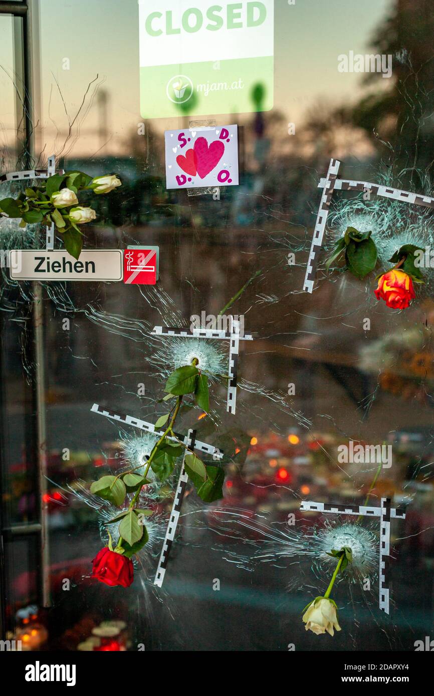 Wien, Österreich - 11.05.2020: Kerzen und Blumen am Ort des Terroranschlags im November in Wien Stockfoto