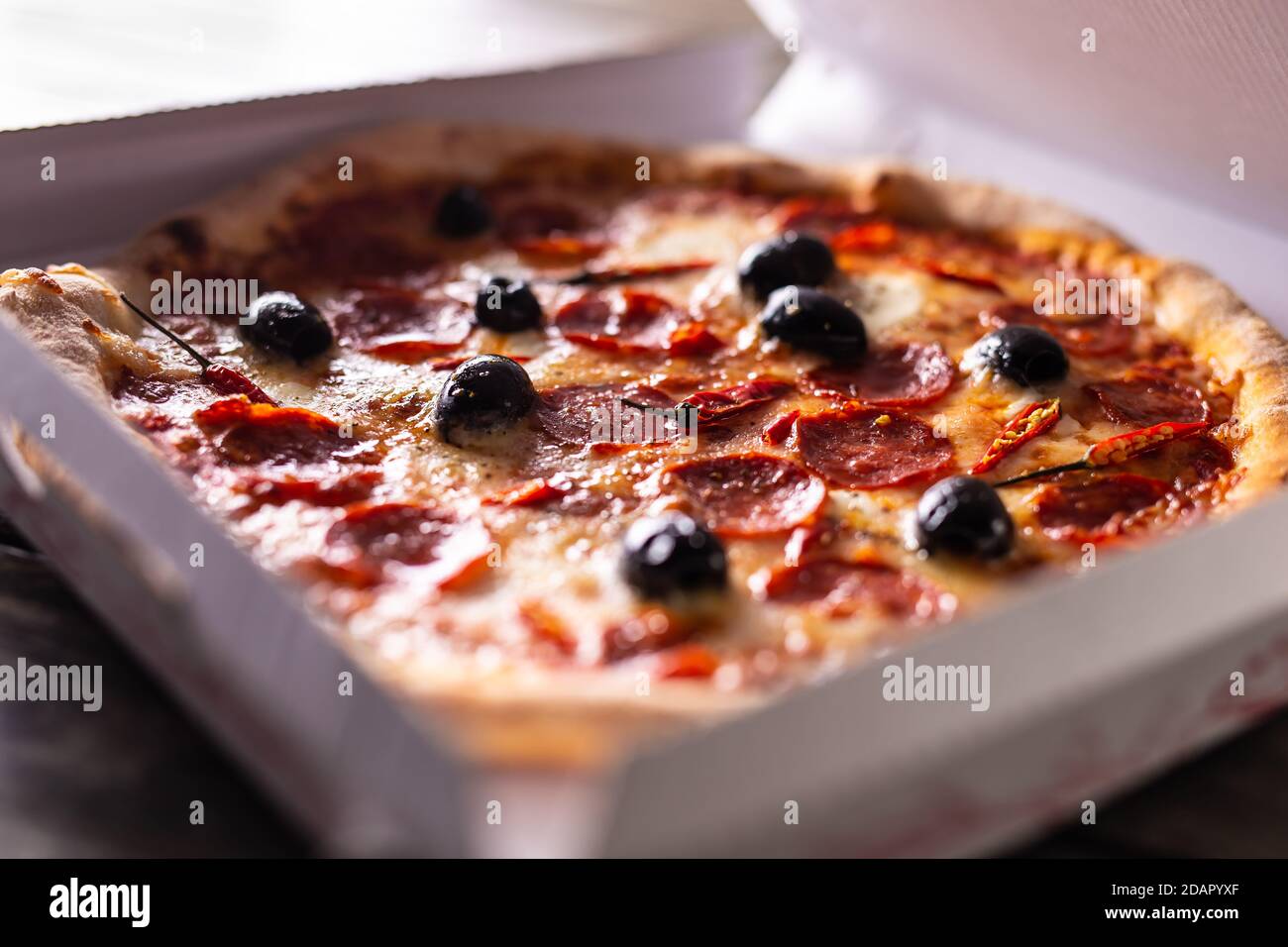 Pizza in einem Karton auf dem Tisch bereit für den Kunden. Stockfoto