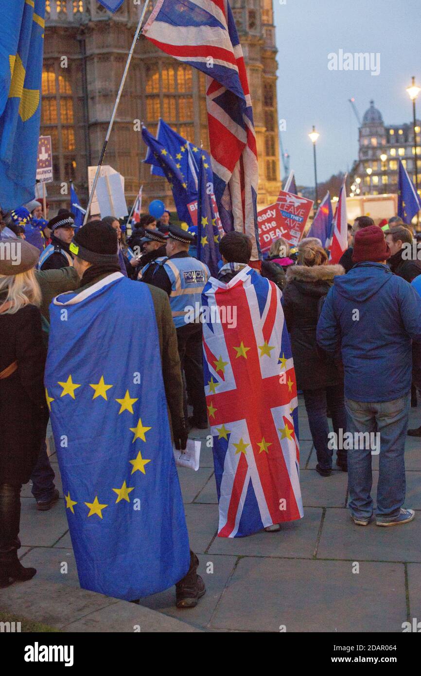 LONDON, Großbritannien – DEMONSTRANTEN gegen den Brexit drapierten vor dem Parlament eine Flagge der Europäischen Union (EU) und eine Flagge der Union Stockfoto