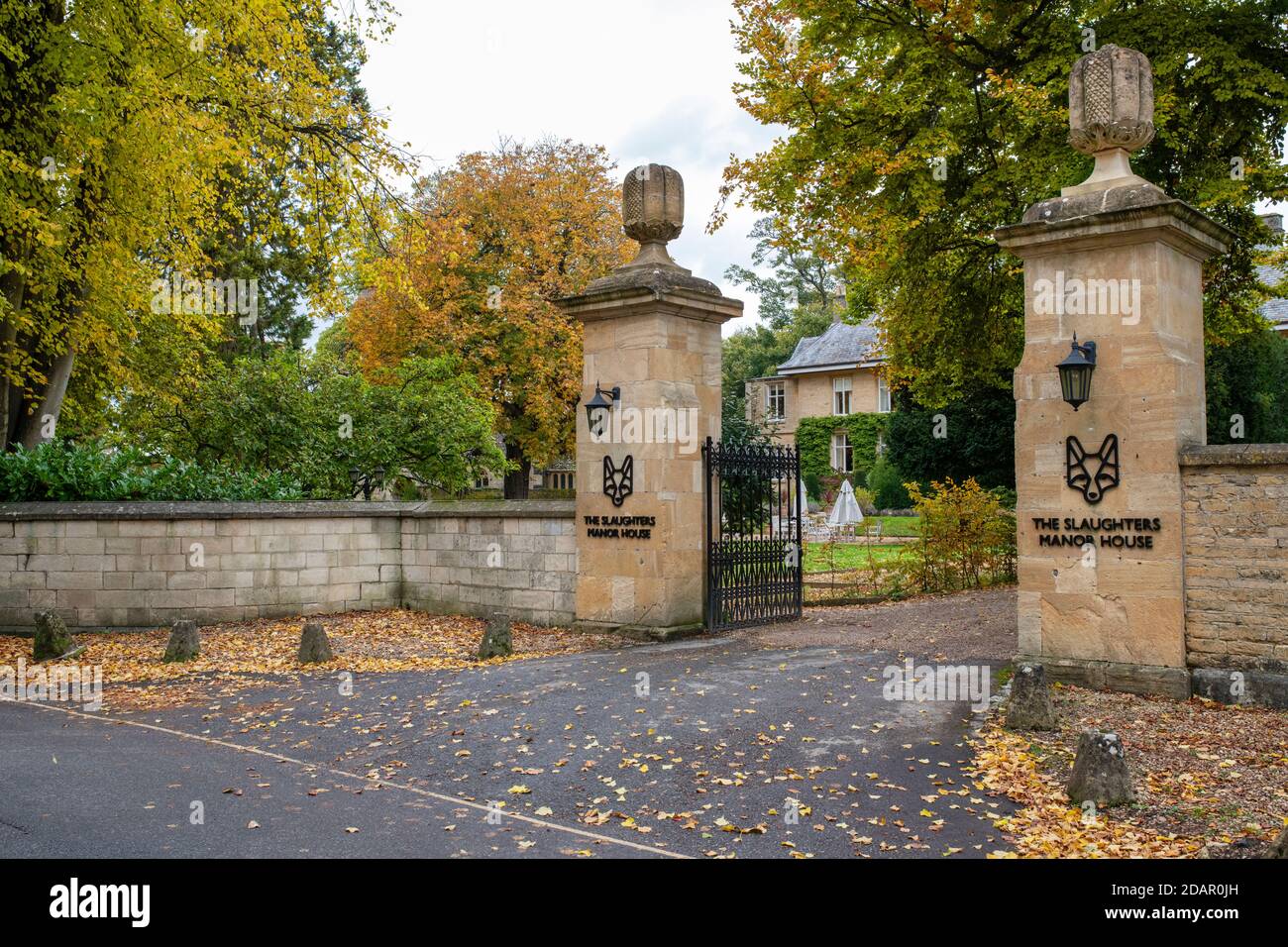 Eingang zum Slaughtes Manor House im Herbst. Weniger Schlachten. Cotswolds, Gloucestershire, England Stockfoto