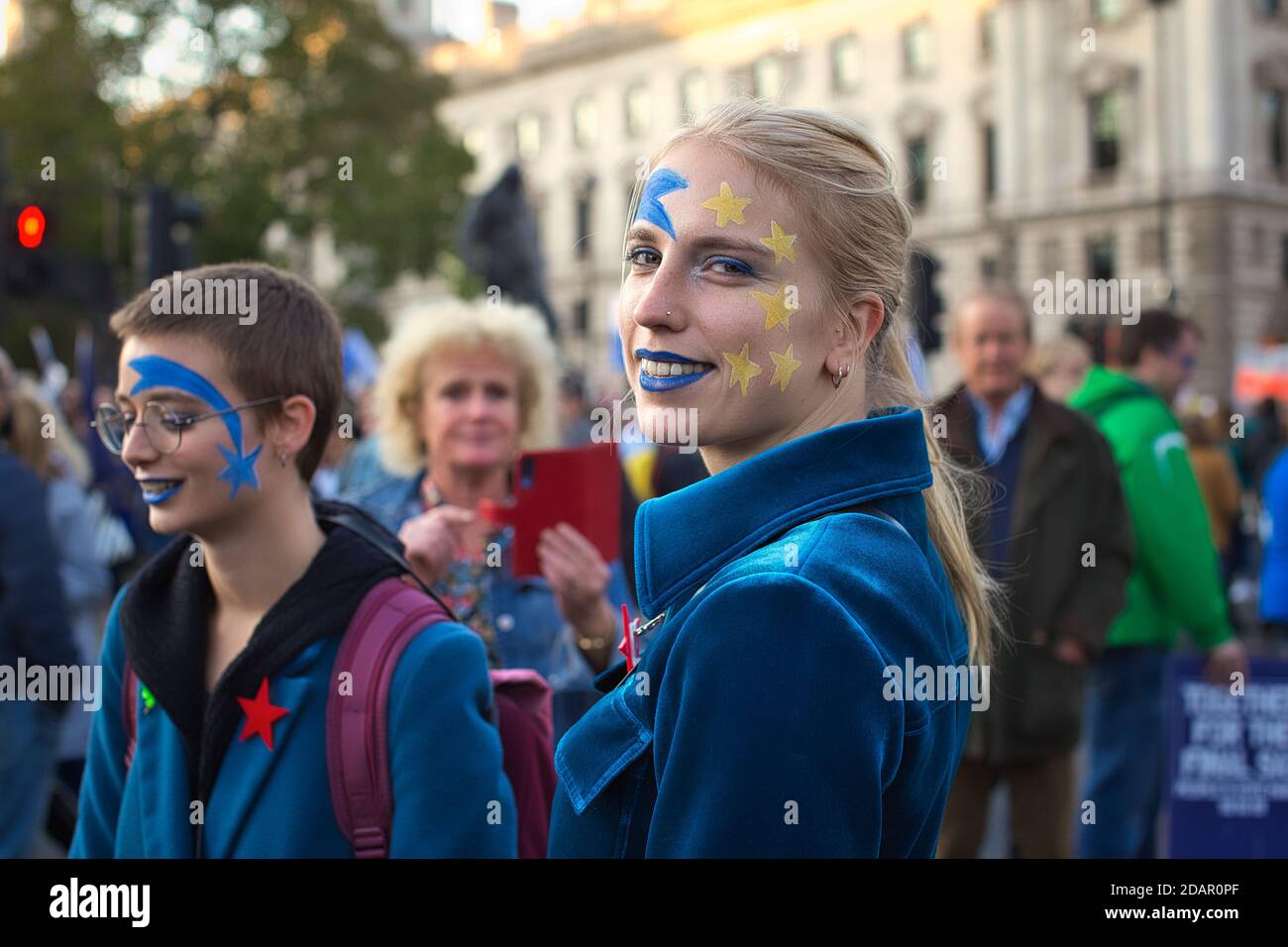 Zwei Frauen aus den Niederlanden marschieren gegen den Brexit bei den Menschen Abstimmung märz am 2019. Oktober in London, UK Stockfoto