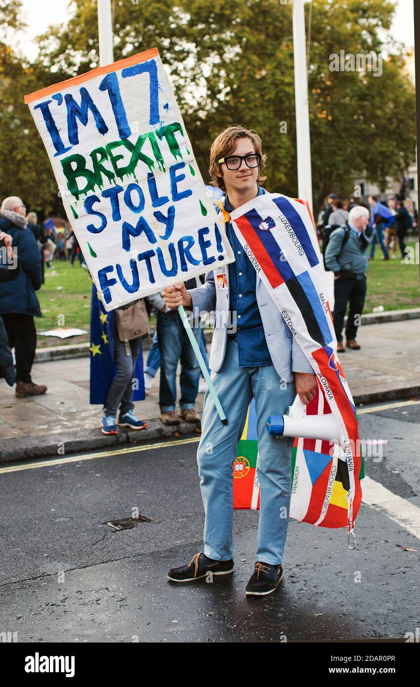 LONDON, Großbritannien - junger Anti-brexit-Protestler behauptet: "Ich bin 17 der Brexit hat mein Zukunftsplakat während des Anti-Brexit-Protests am 23. März 2019 in London gestohlen. Stockfoto