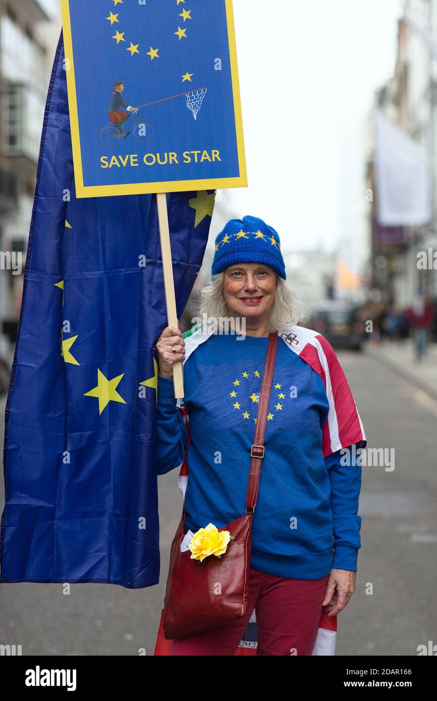 LONDON, Großbritannien - EIN Anti-brexit-Protestler hält während des Anti-Brexit-Protests am 23. März 2019 in London ein Schild mit dem Titel „Rettet unseren Stern“. Stockfoto