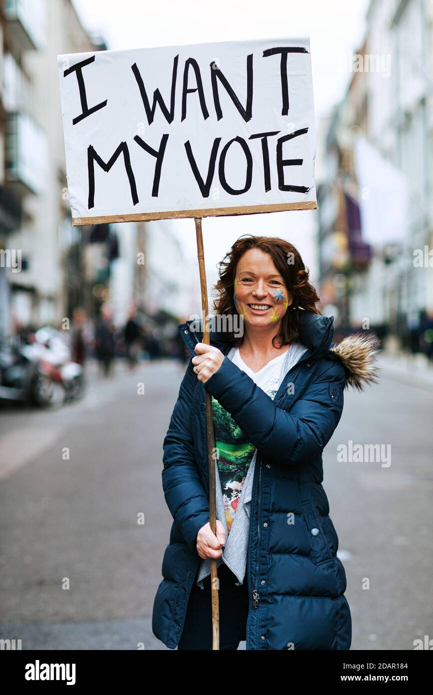 LONDON, Großbritannien – EIN Anti-brexit-Protestler hält während des Anti-Brexit-Protests am 23. März 2019 in London das Plakat „Ich möchte möglicherweise abstimmen“. Stockfoto