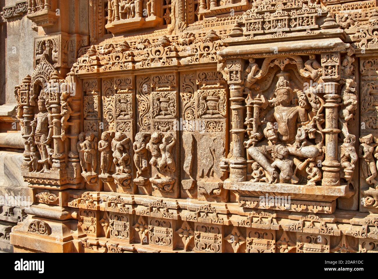 Alte Kunststatuen in einem Schrein, Indien Stockfoto