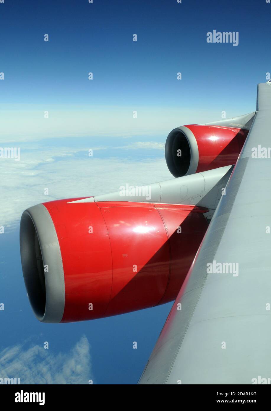 Die Vorderkante des Steuerbordflügels und der Motoren von Eine Virgin Atlantic Boeing 747, die über die kanadische Arktis fliegt Stockfoto