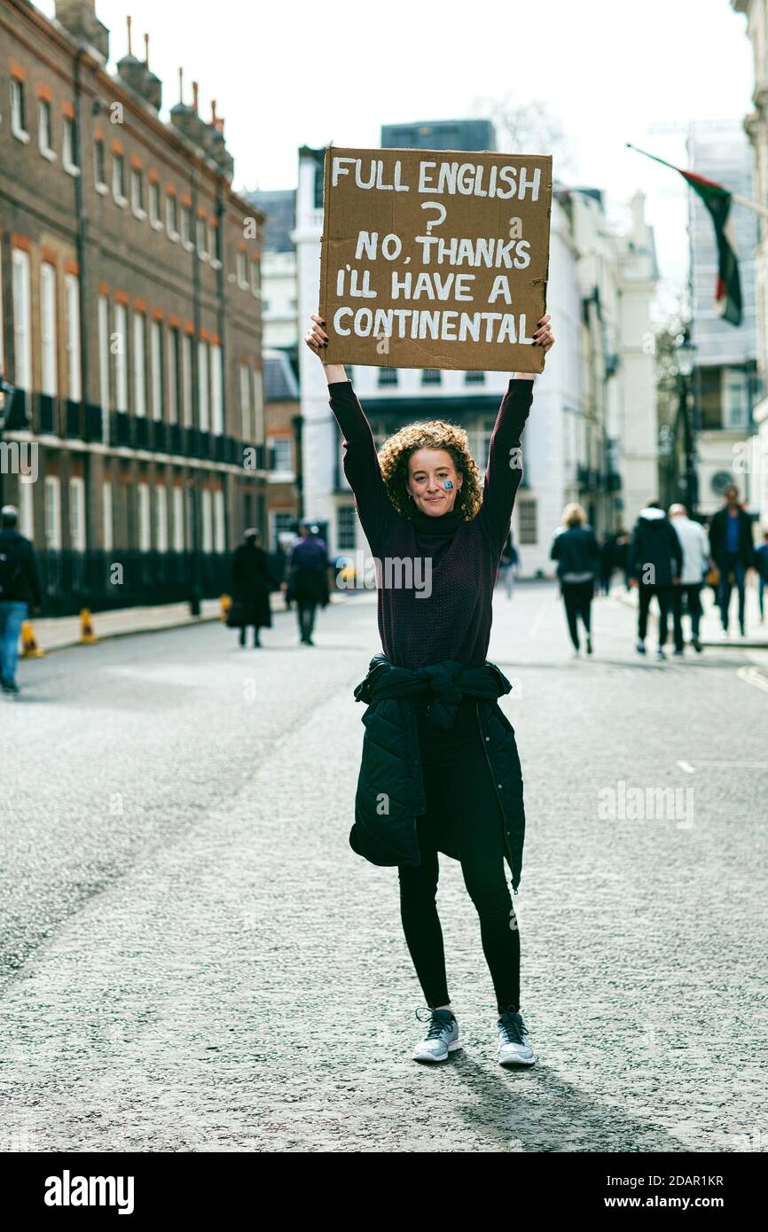 LONDON, Großbritannien - EIN Anti-brexit-Protestler hält ein Plakat während des Anti-Brexit-Protests am 23. März 2019 in London. Stockfoto