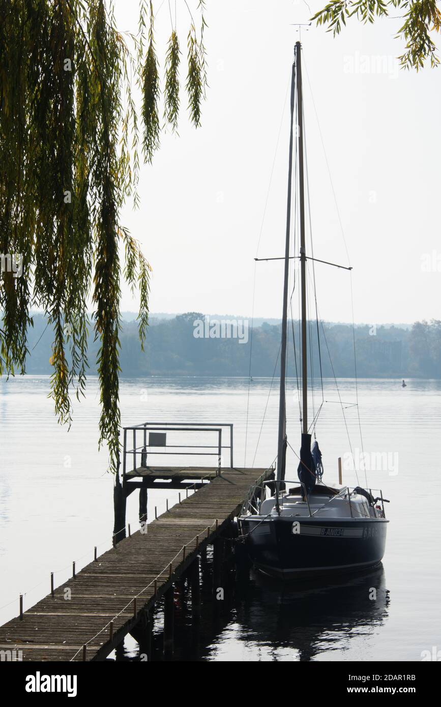 Eine private Anlegestelle und ein Segelboot im Herbst am Berliner See Wannsee Stockfoto