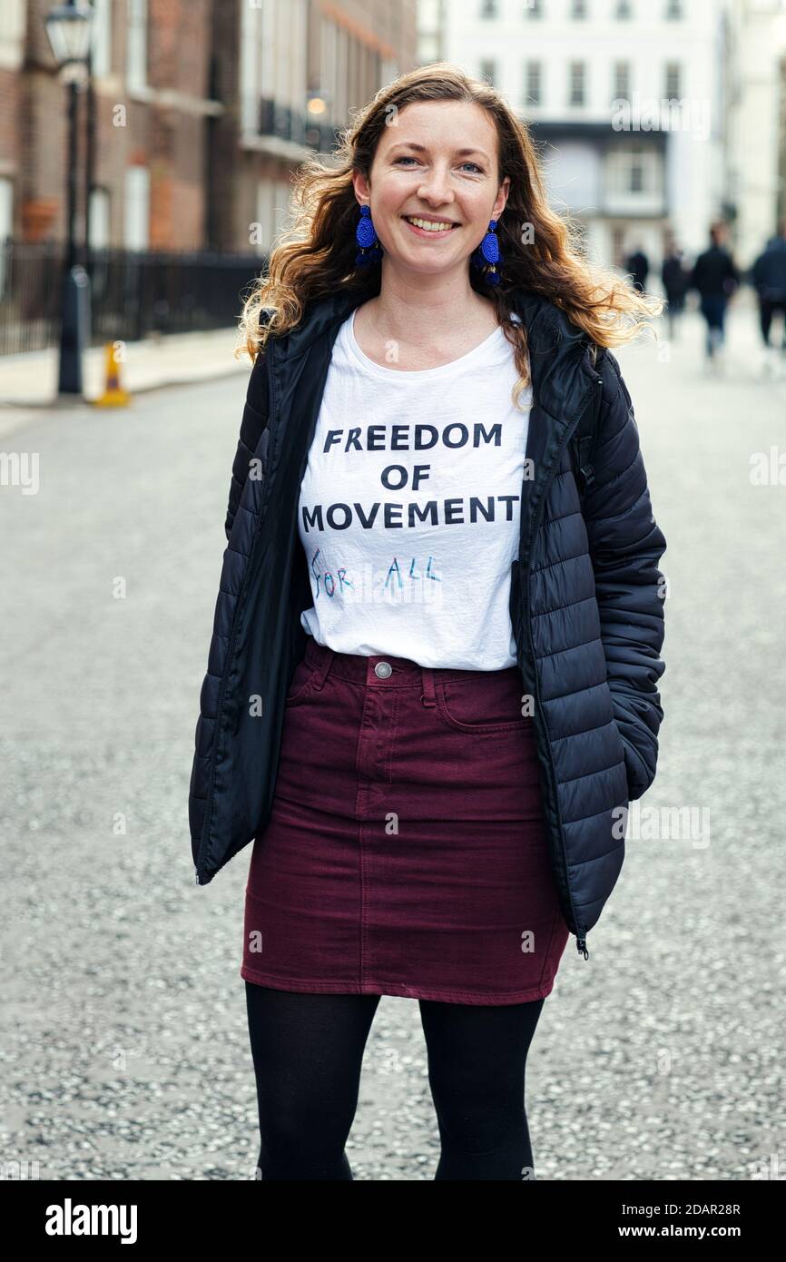 LONDON, Großbritannien - EIN Anti-brexit-Protestler, der am 23. März 2019 in London ein T-Shirt mit Bewegungsfreiheit trug. Stockfoto