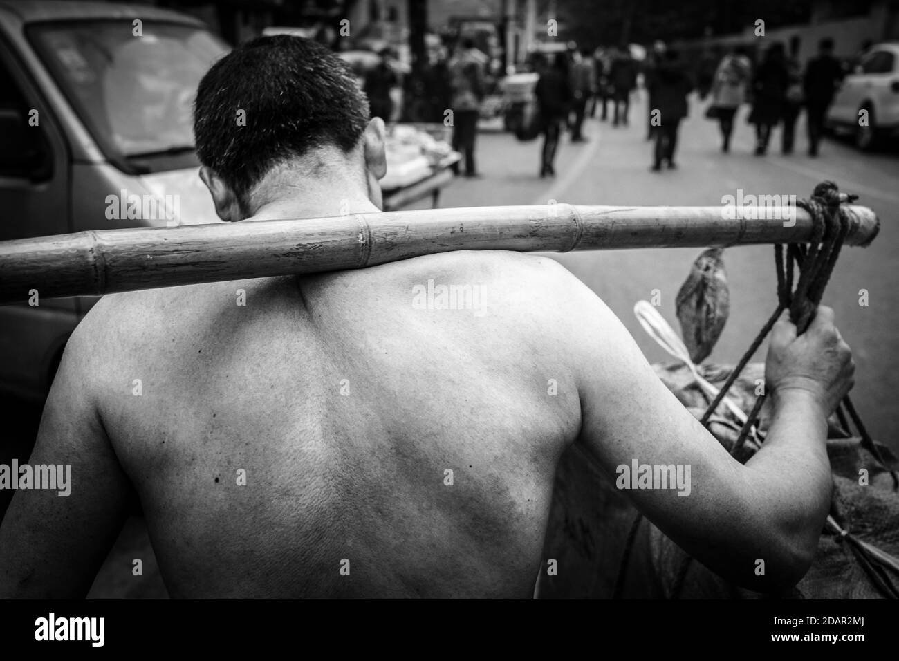Bang-bang-Träger in einem Markt im Hafen von Chongqing, die Träger sind wie eine Kaste von ihren eigenen, Lasten für die Händler für wenig Geld Stockfoto