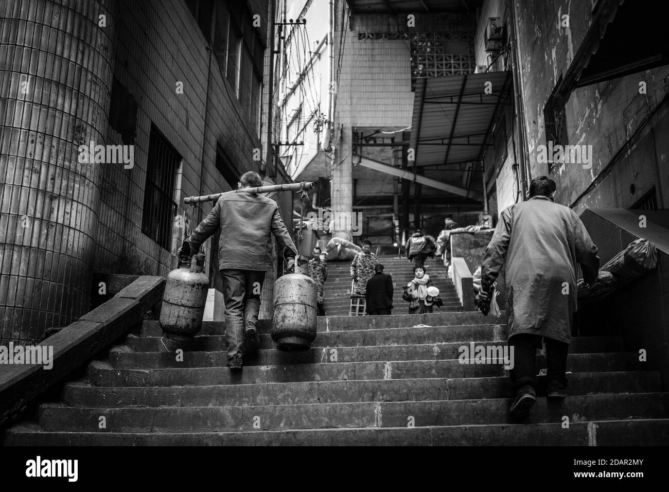 Bang-bang-Träger in einem Markt im Hafen von Chongqing, die Träger sind wie eine Kaste von ihren eigenen, Lasten für die Händler für wenig Geld Stockfoto