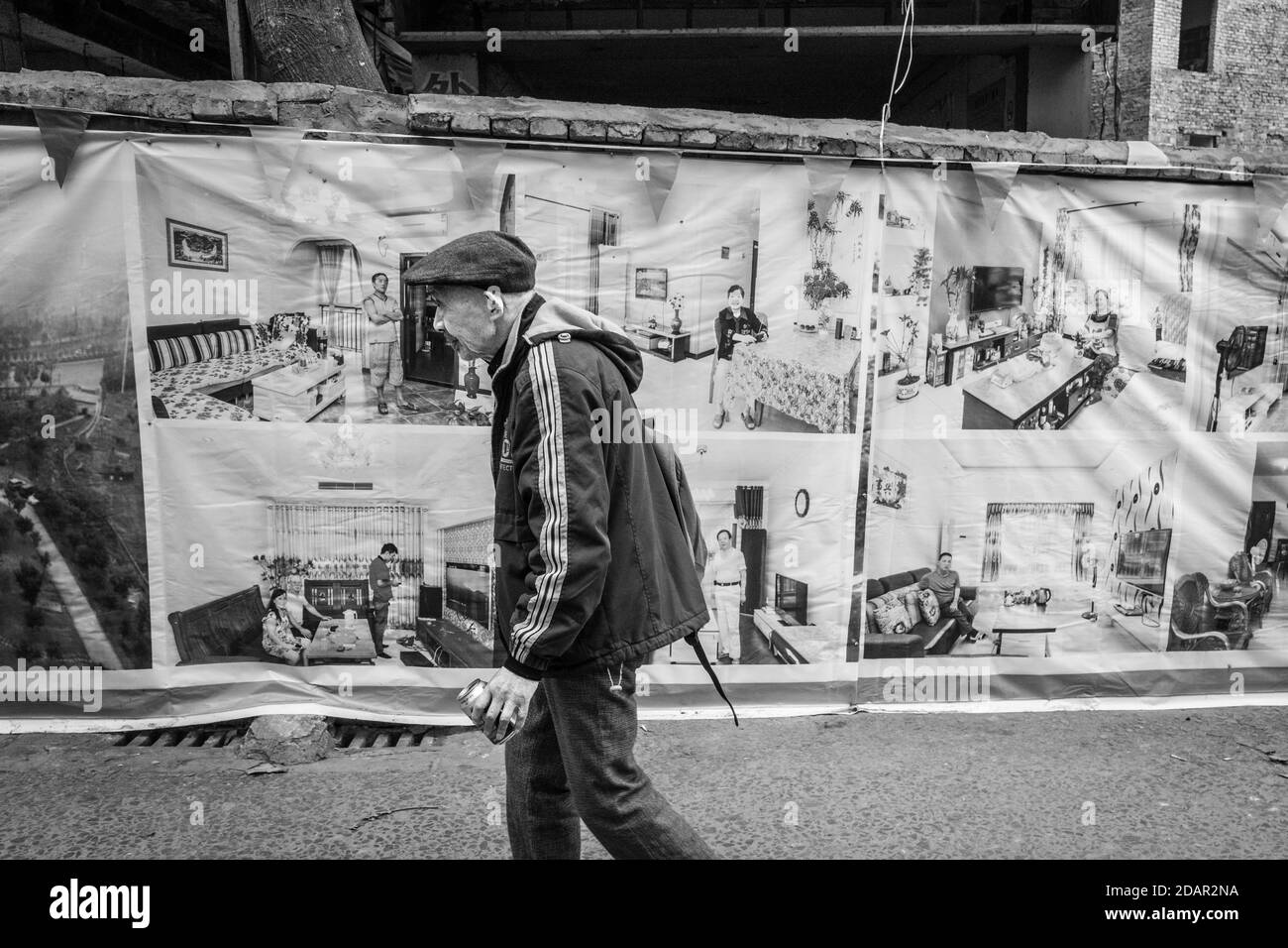 Straßenszene in einer Altstadt von Chongqing. Fotos der neuen Wohnungen, in die die Menschen umgesiedelt werden sollen. Diese Bezirke sind Stockfoto