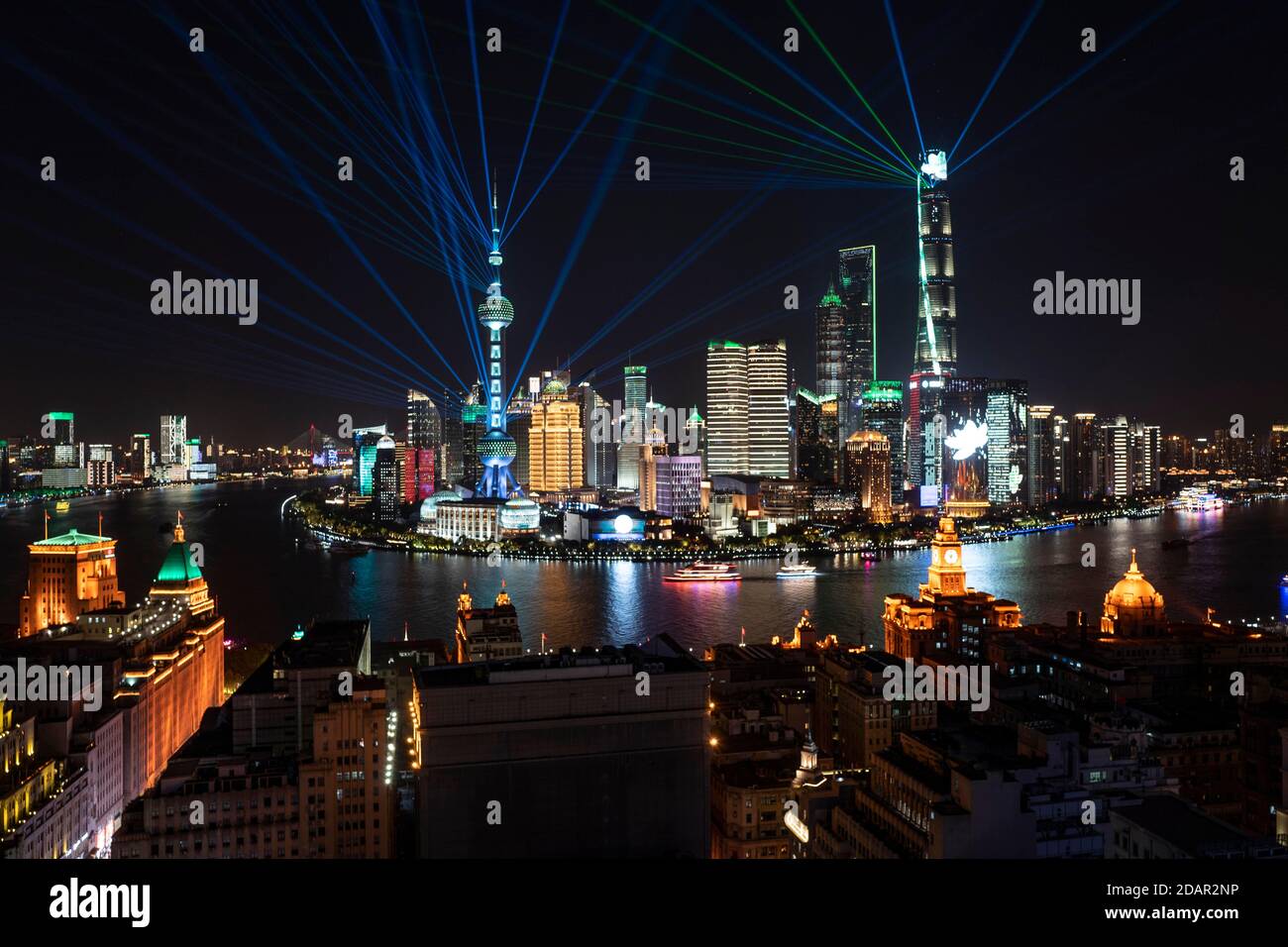 Pudong Gegend, Shanghai Gemeinde, Special Economic Zone, am östlichen Ufer des Huang Po Flusses, in der Nacht sind die Gebäude beleuchtet, links die Stockfoto