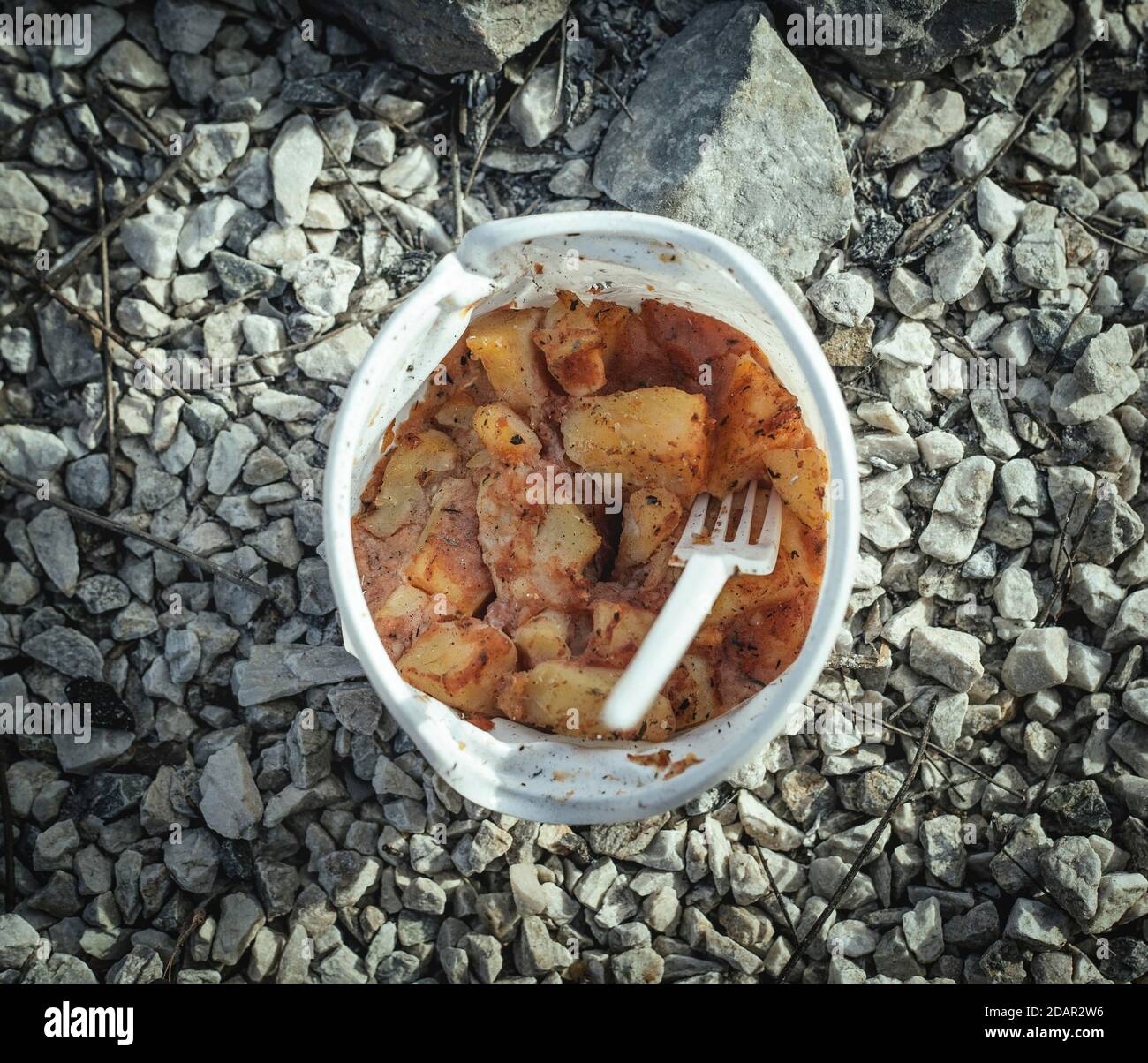 Kartoffeleintopf, Essen der Lebensmittelverteilung für Flüchtlinge im Lager Idomeni, Griechenland Stockfoto