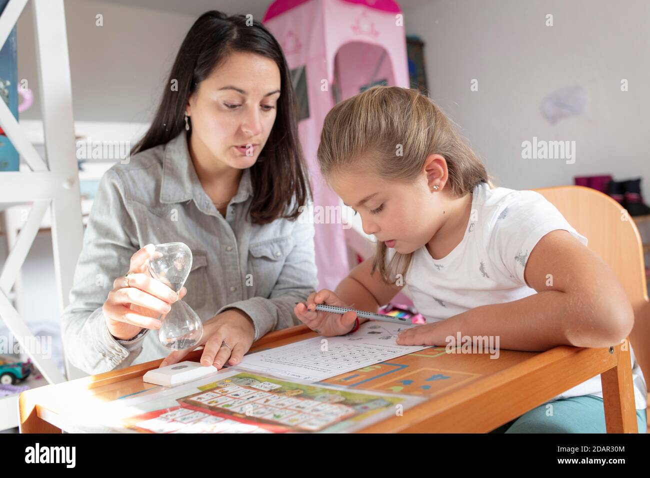 Mutter und Tochter bei Hausaufgabenbetreuung, Hausschule, Schliersee, Bayern, Deutschland Stockfoto