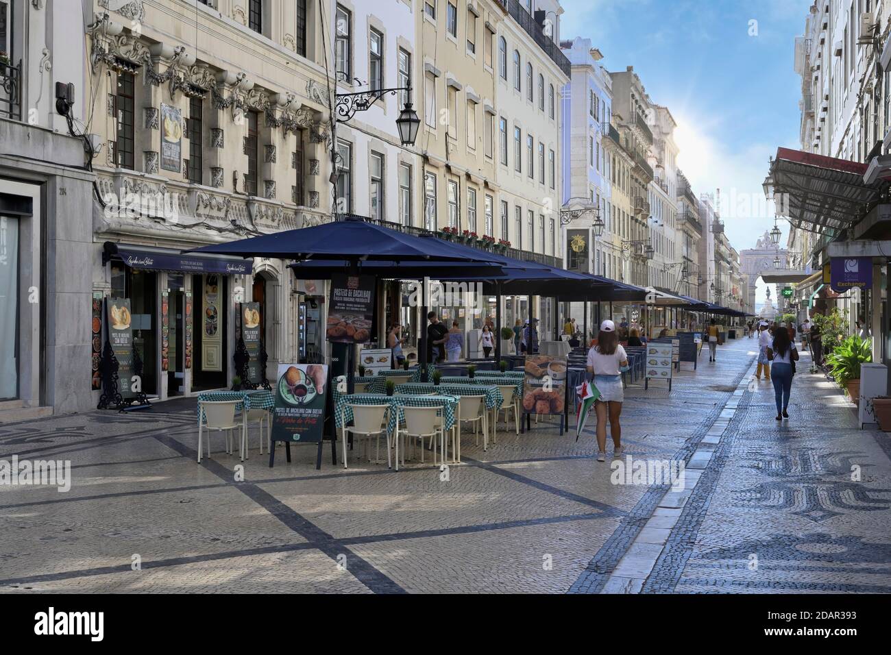 Augusta Straße mit Arco da Vitoria, Restaurant und Einkaufsviertel, Baixa, Lissabon, Portugal Stockfoto