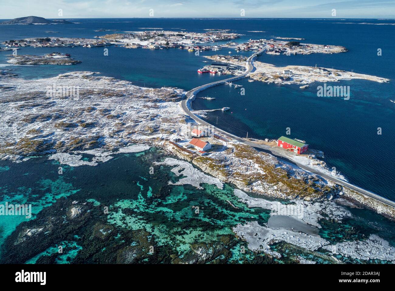 Luftaufnahme, Landstraße, die besiedelte, kleine, winterliche Inseln im Meer verbindet, Heroy, Nordland, Norwegen Stockfoto