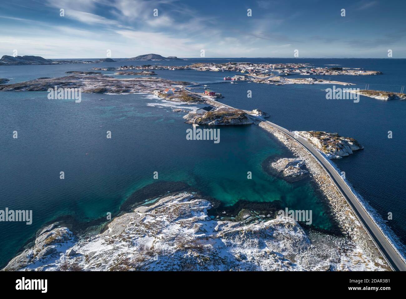 Luftaufnahme, Landstraße, die kleine, winterliche Inseln im Meer verbindet, Heroy, Nordland, Norwegen Stockfoto