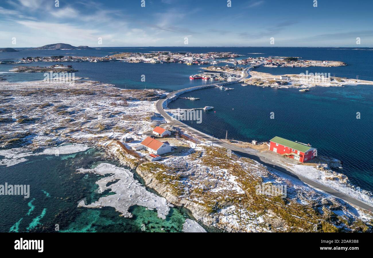 Luftaufnahme, Landstraße, die besiedelte, kleine, winterliche Inseln im Meer verbindet, Heroy, Nordland, Norwegen Stockfoto
