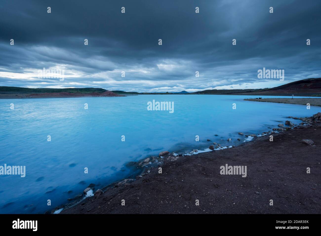 Milchig hellblauer See Blauer See in der Abenddämmerung, Krafla, Myvatn Region, Skutustaoir, Norourland Eystra, Island Stockfoto